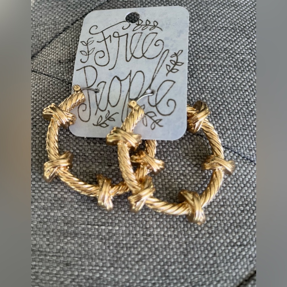 FREE PEOPLE NWT Twisted Gold Hoop Earrings